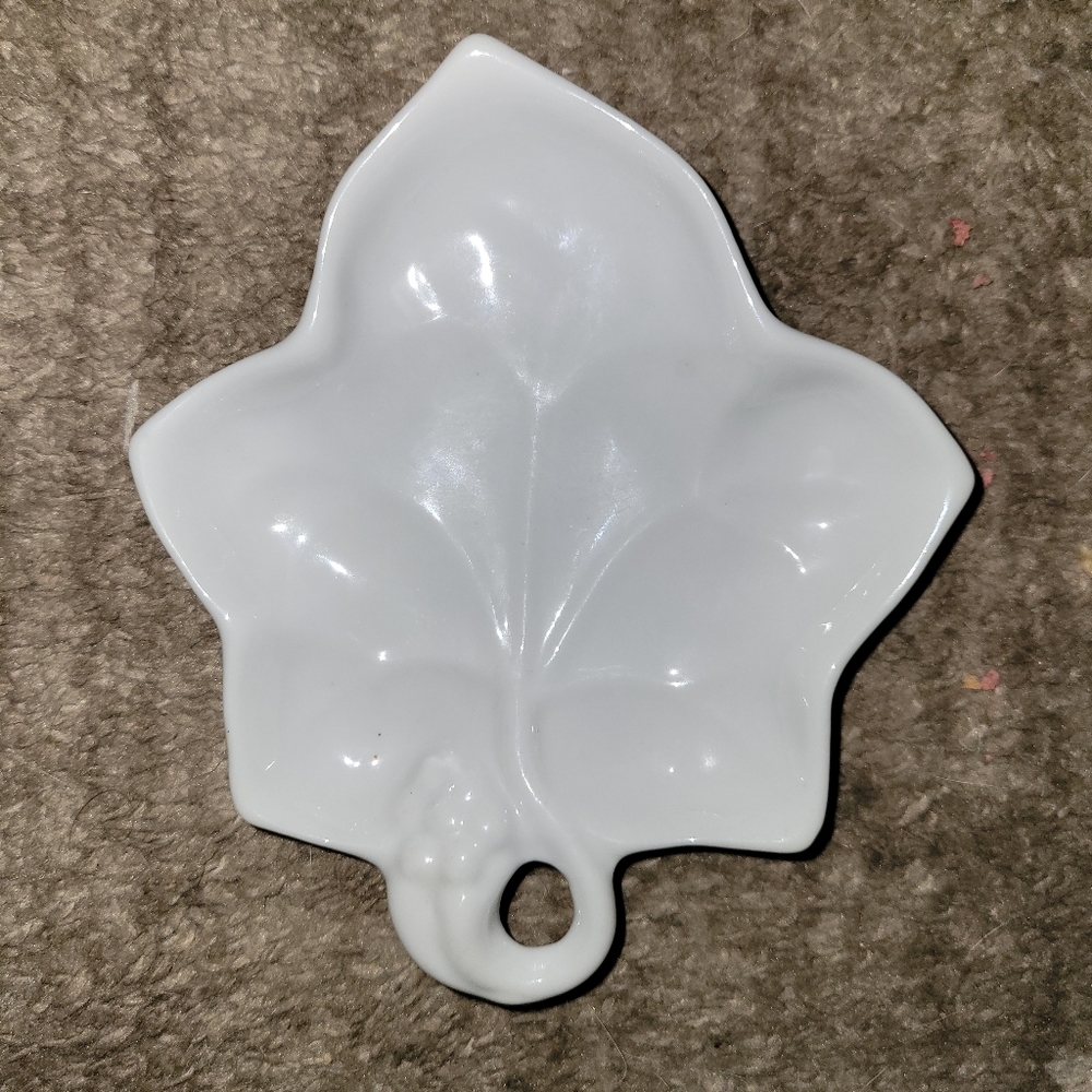 2 LILLIAN VERNON Leaf Dish 87 White
